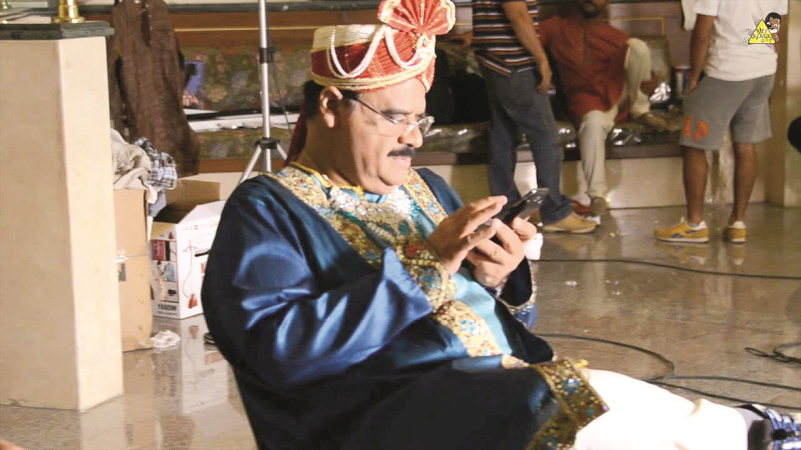 داؤود حسين في مسرحية ” بتشاهي ” خلال ( مهرجان الدوخلة ) التاسع في المنطقة الشرقية