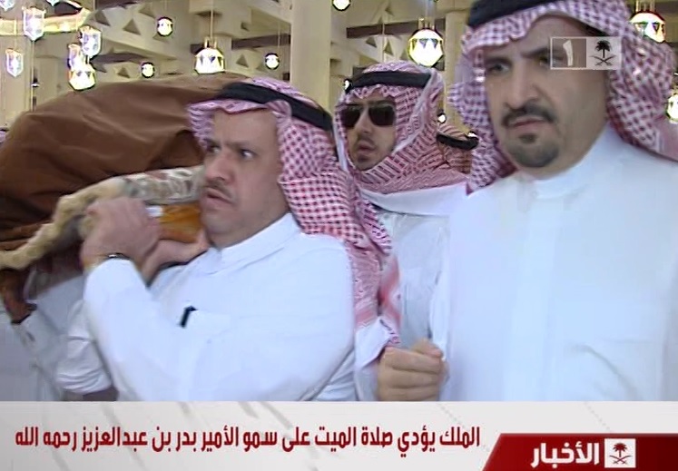 فيديو – الملك يؤدي صلاة الميت على الأمير بدر بن عبدالعزيز آل سعود رحمه الله