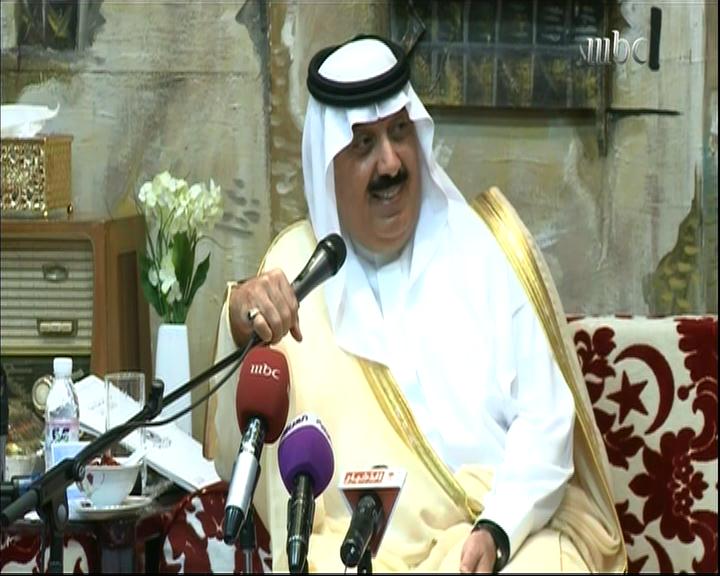 فيديو : الأمير متعب بن عبدالله بن عبدالعزيز ممازحاً لأحد المواطنين : من كثر الشبوك ما عاد تلاقي أرض الحين